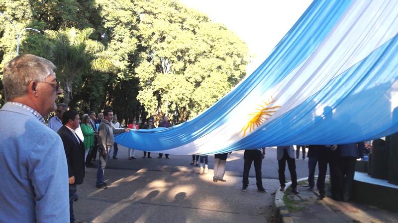 El presidente del Honorable Concejo Deliberante encabezó el acto por los 207 años del izamiento de la Bandera Nacional