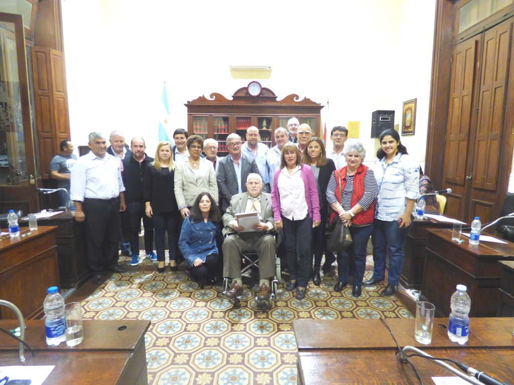 Se realizó la entrega de la copia de la ordenanza donde se declara Patrimonio Arquitectónico y Cultural a la Sociedad Española de Socorros Mutuos