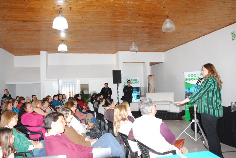 Exitosa charla en la Feria del Libro brindada por Maria José Hadad