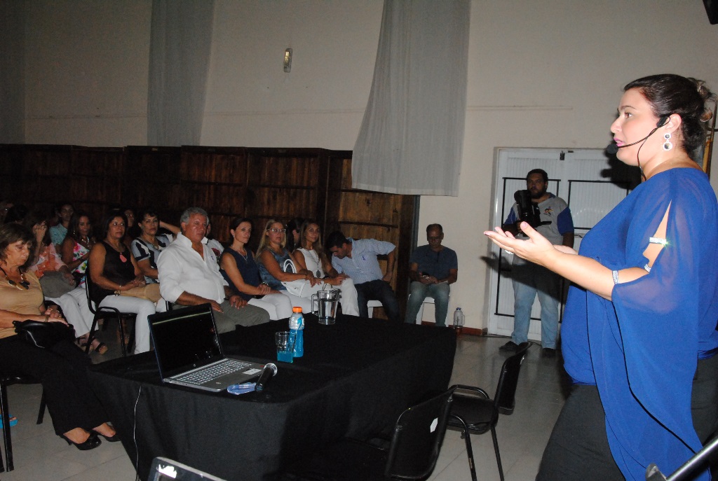Un centenar de personas en la charla «Mujeres Poderosas»