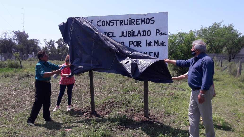 Se descubrió el cartel indicador de  la futura Casa del Jubilado Provincial