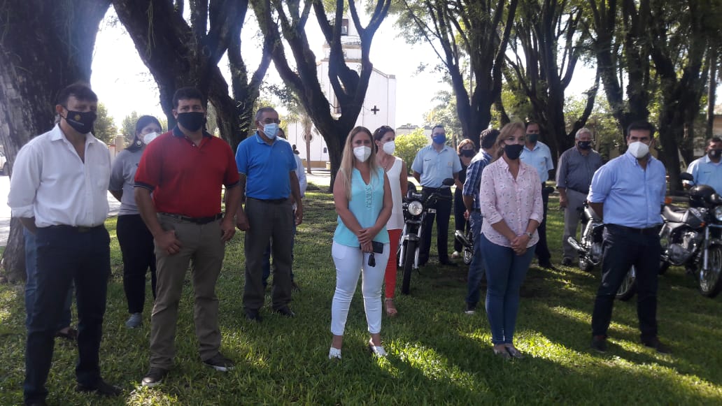 La presidente Mariel Naya Yrigoyen acompañó al Intendente a la entrega de 6 moto vehículos para la Dirección de tránsito