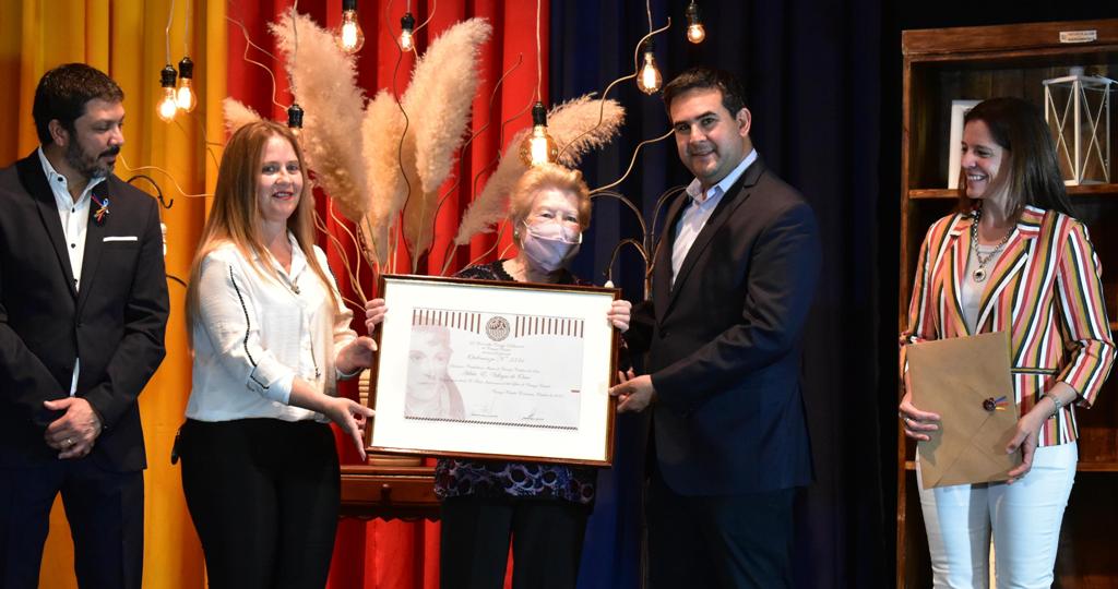 Se hizo entrega del certificado de Ciudadana Ilustre a la Profesora Adela Esperanza Villegas de Orué