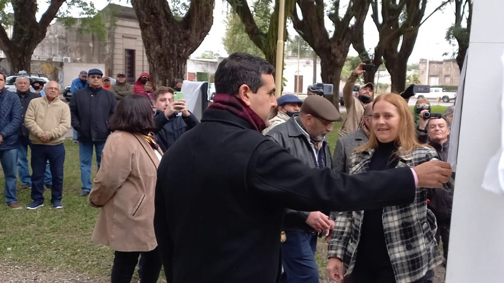 Se inauguró la obra en memoria de los 64 pobladores
