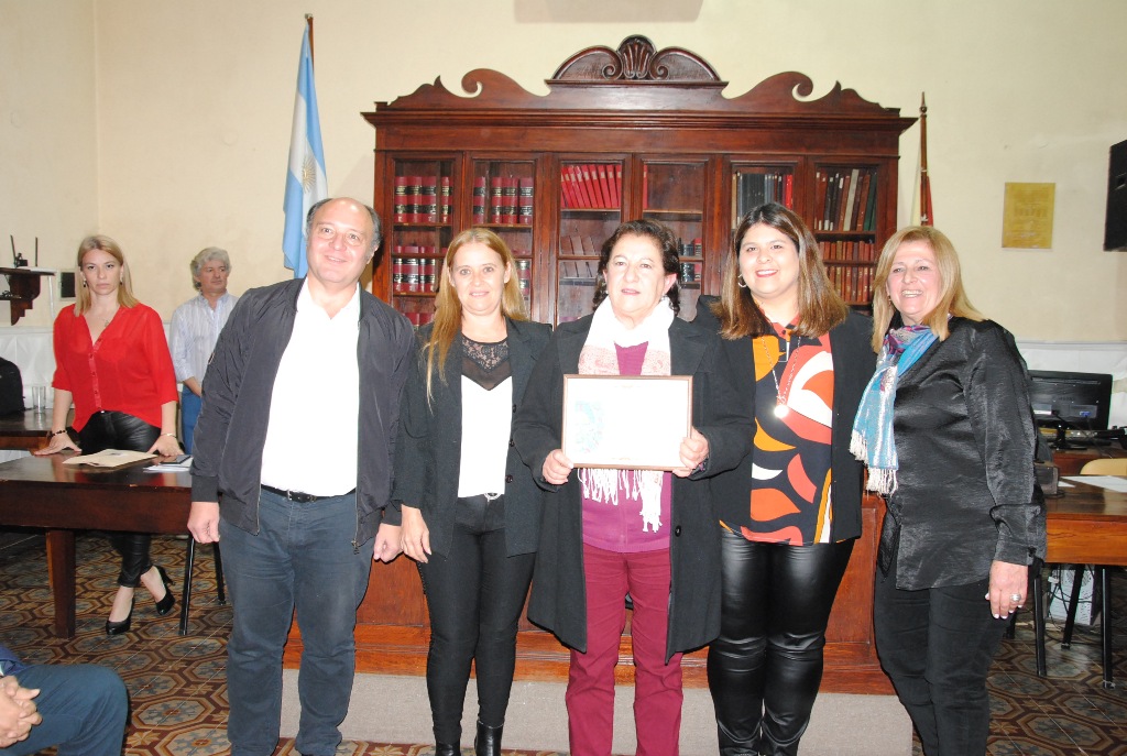Entrega de reconocimiento a la profesora Liliana Viola de Reina y al CIDEC