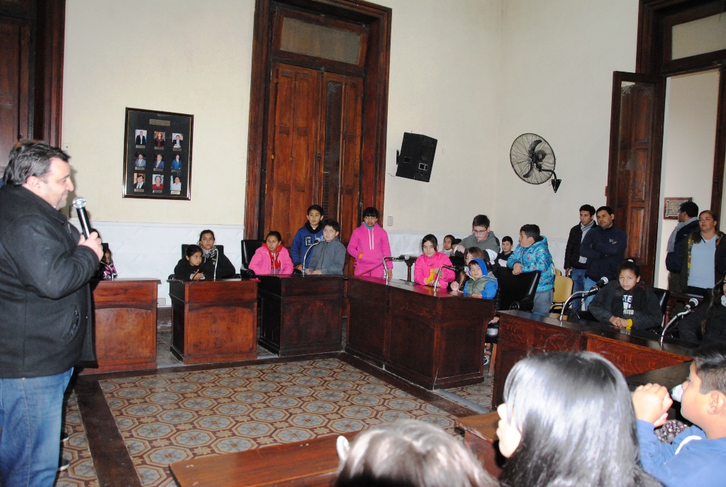 Más de 100 chicos de la colonia de vacaciones visitaron el Recinto de Sesiones