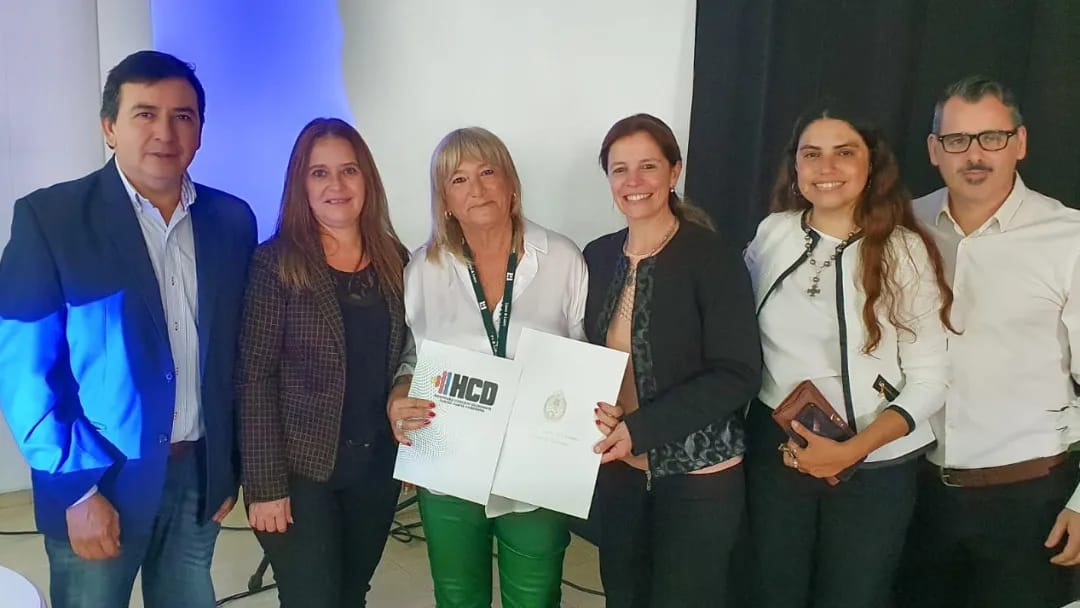 La presidente hizo entrega de la declaración de interés municipal en el “Congreso Regional para Profesores de Inglés y alumnos avanzados”