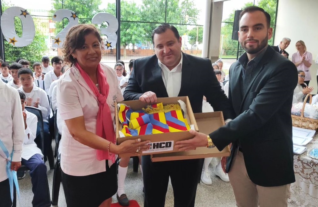 El Honorable Concejo Deliberante donó una bandera de ceremonia de Curuzú Cuatiá a la Escuela N° 471